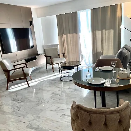 Bord De Avec Piscine Apartman *