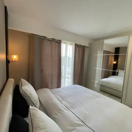 Bord De Avec Piscine 아파트 *